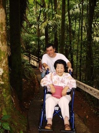 車椅子で山道を下って温泉に